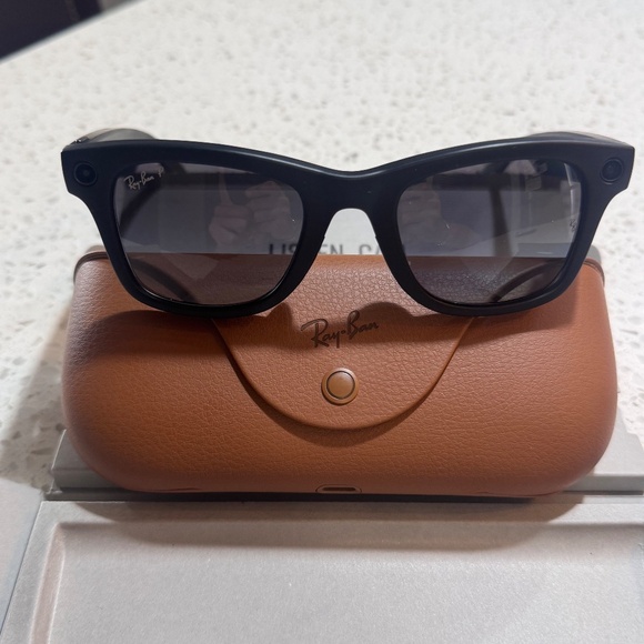 Ray Ban Meta AI Men’s Glasses - Regular Size - POLARIZED - Picture 6 of 7